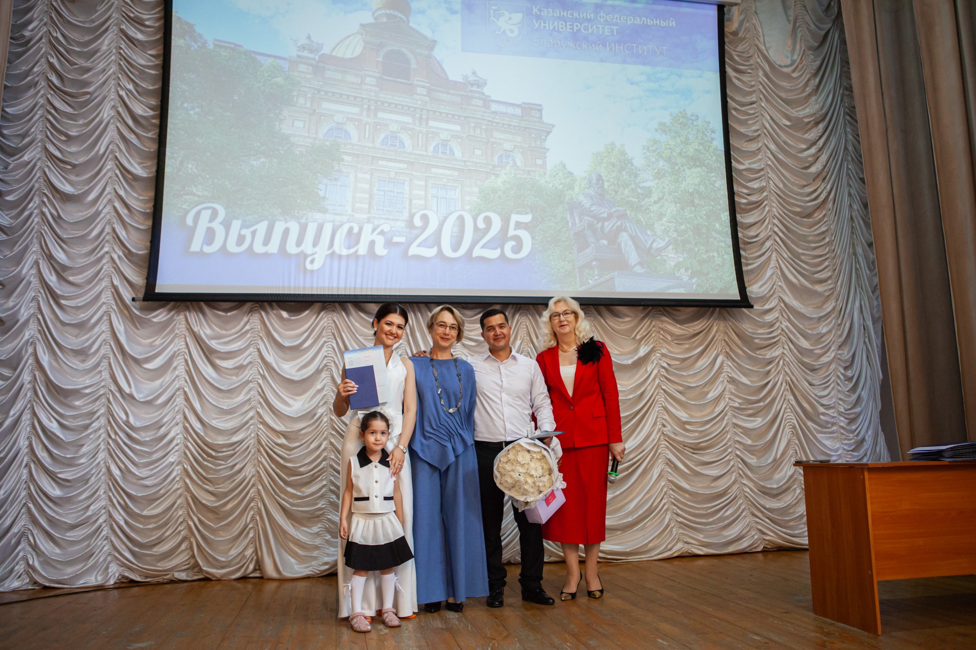 В Елабужском институте КФУ прошли торжественные церемонии вручения дипломов В Елабужском институте КФУ прошли торжественные церемонии вручения дипломов