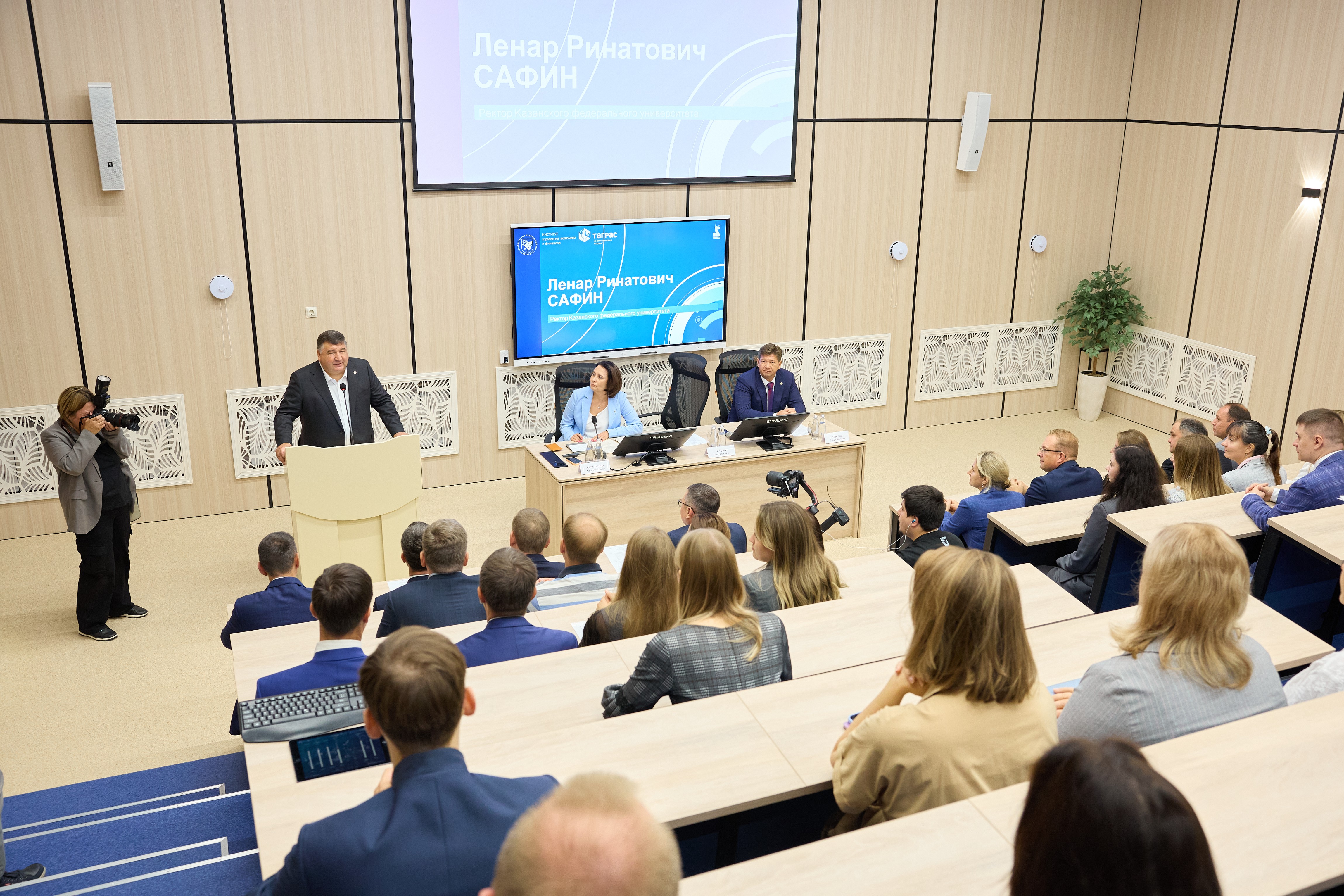 Холдинг 'ТАГРАС' обновил для КФУ аудиторию к новому учебному году Холдинг 'ТАГРАС' обновил для КФУ аудиторию к новому учебному году