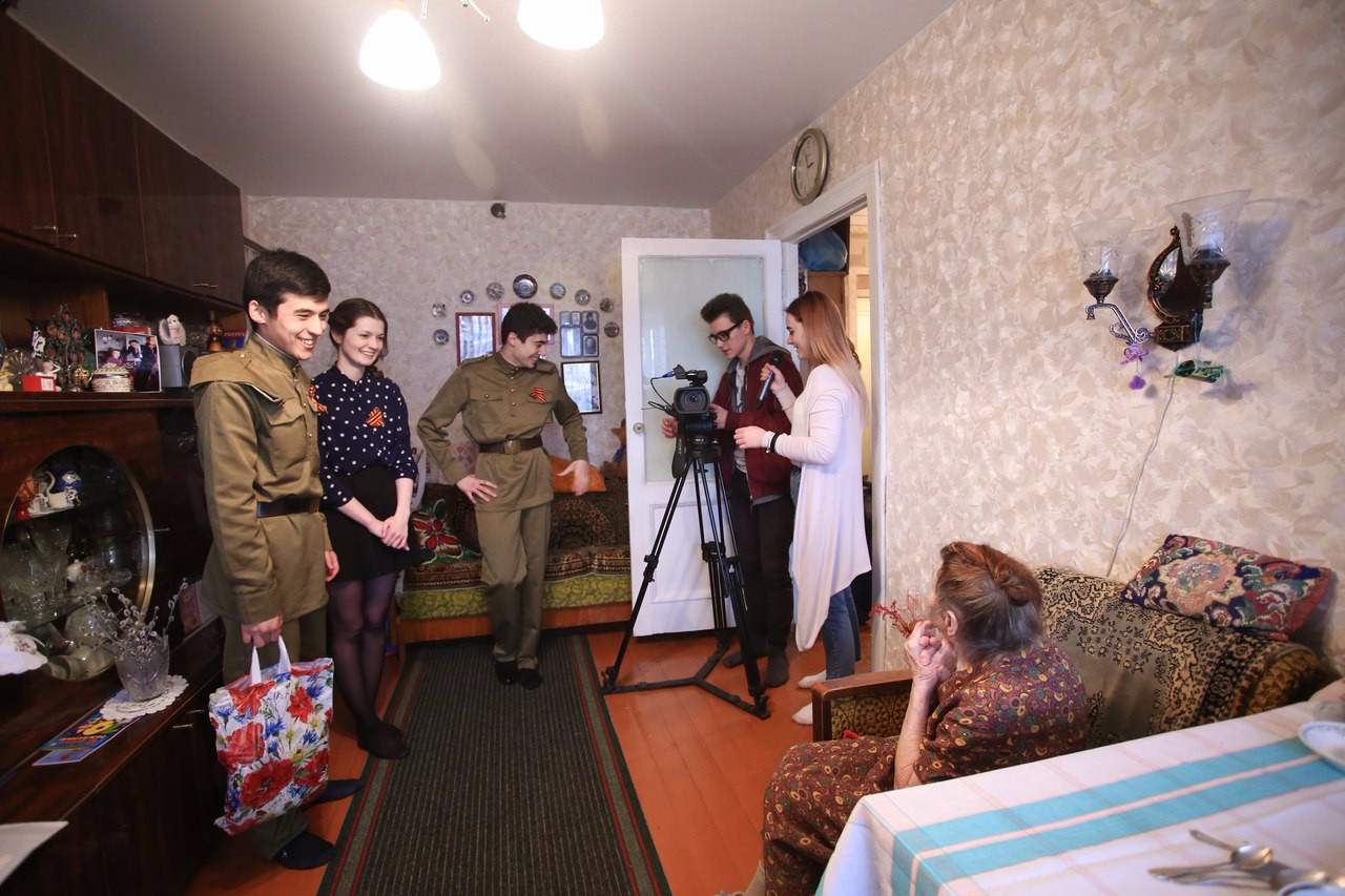 Активисты Добровольческого центра КФУ поздравили ветеранов с Днём Великой Победы! Активисты Добровольческого центра КФУ поздравили ветеранов с Днём Великой Победы!