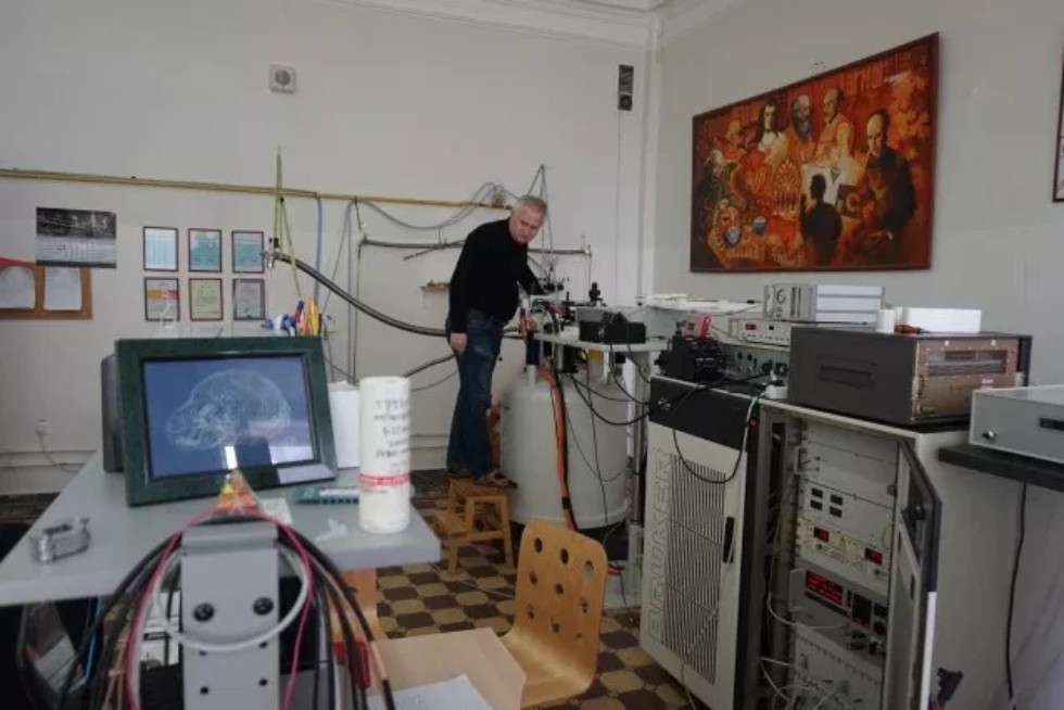 �������