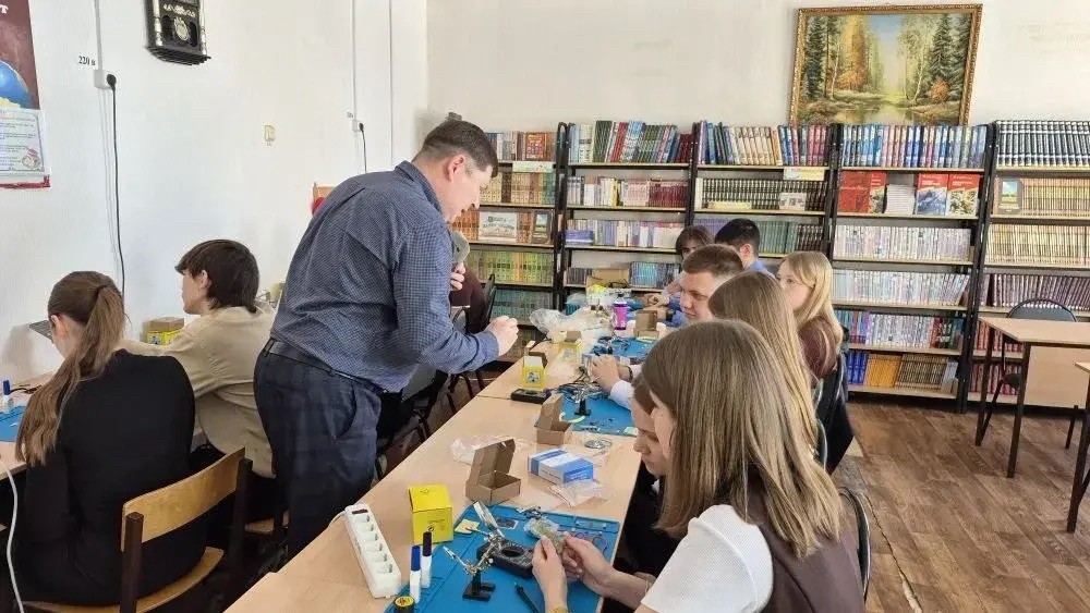 Старшеклассники погрузились в мир высоких технологий Старшеклассники погрузились в мир высоких технологий