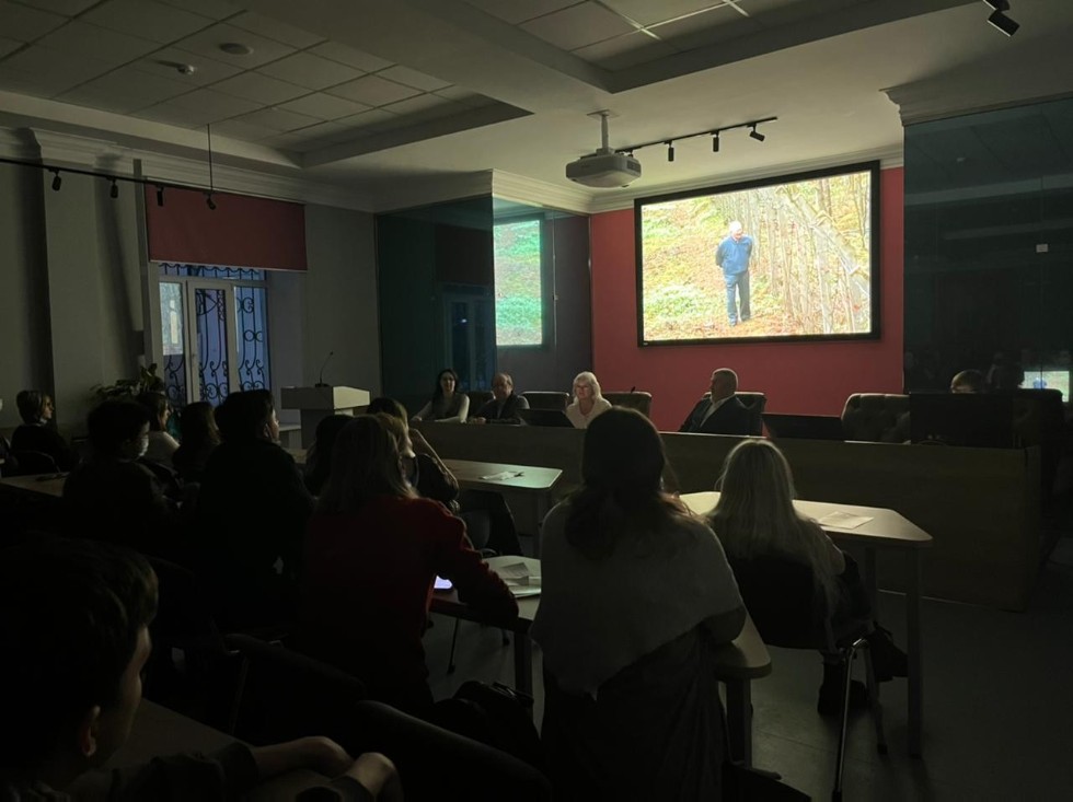 'Хоть им нет двадцати пяти ? трудный путь им пришлось пройти' 'Хоть им нет двадцати пяти ? трудный путь им пришлось пройти'