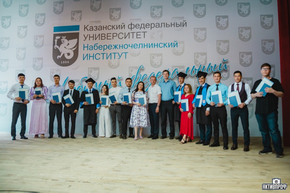 Дипломы выпускникам ОИТиЭС