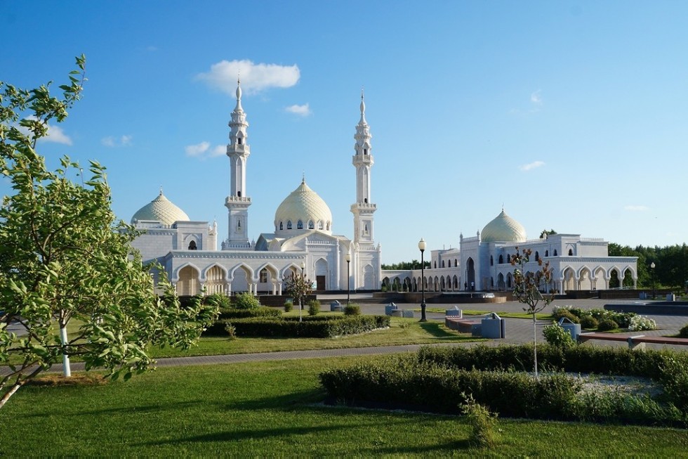 Татарские города. Белая мечеть Болгар. Великий Болгар Казань. Мечеть Булгар Казань. Белая мечеть в Болгаре Татарстан.