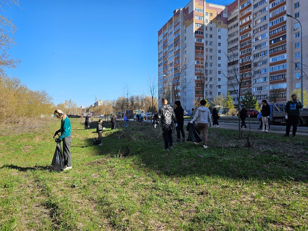 Субботник ? это добрая традиция, объединяющая студентов Казанского (Приволжского) федерального университета. Субботник ? это добрая традиция, объединяющая студентов Казанского (Приволжского) федерального университета.