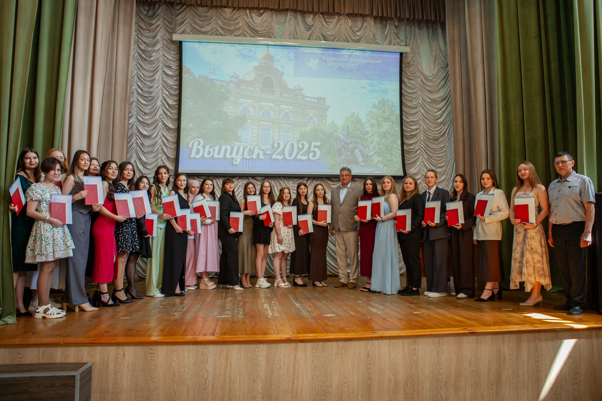 В Елабужском институте КФУ вручили дипломы новым специалистам В Елабужском институте КФУ вручили дипломы новым специалистам