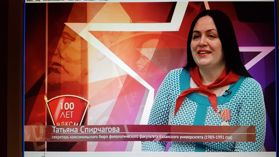 Директор ИСФН Михаил Дмитриевич Щелкунов поздравляет Директор ИСФН Михаил Дмитриевич Щелкунов поздравляет