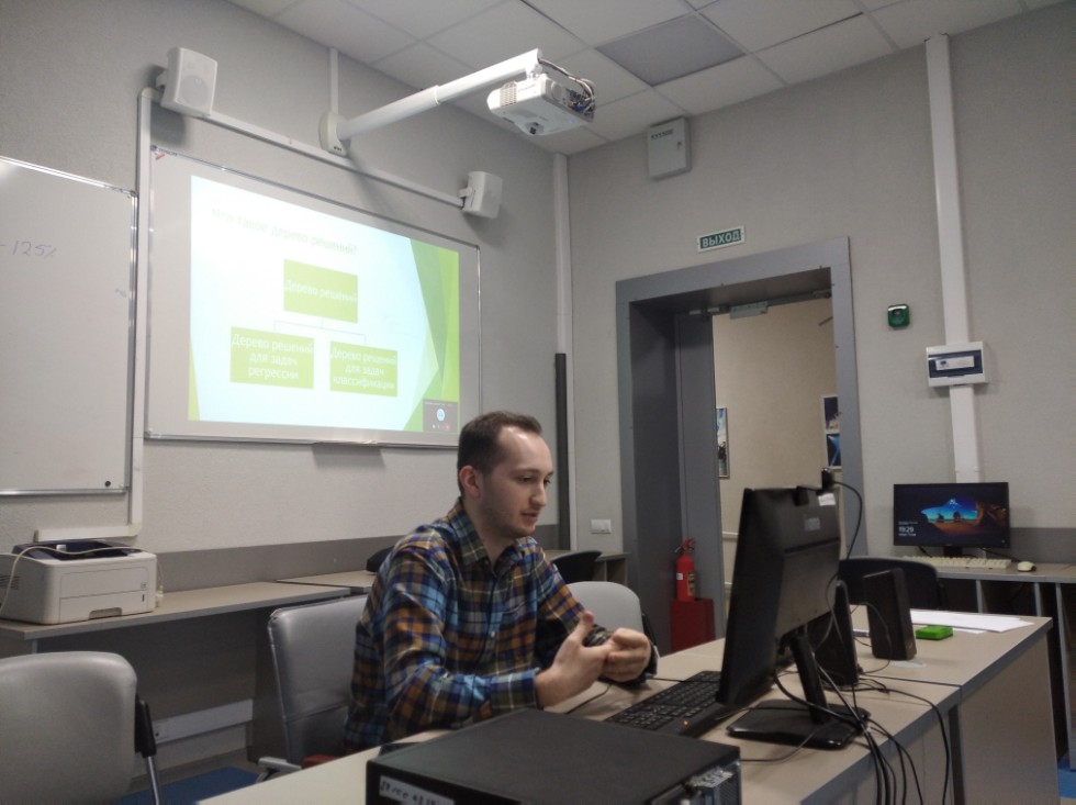 Двадцать восьмое заседание дискуссионного клуба Двадцать восьмое заседание дискуссионного клуба