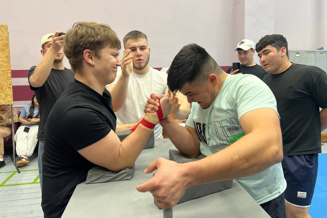 Сильнейших в армрестлинге выявили в Елабужском институте КФУ Сильнейших в армрестлинге выявили в Елабужском институте КФУ