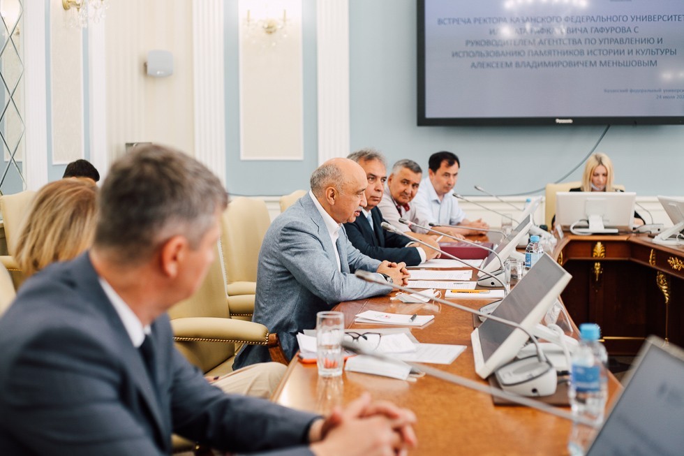 ����������