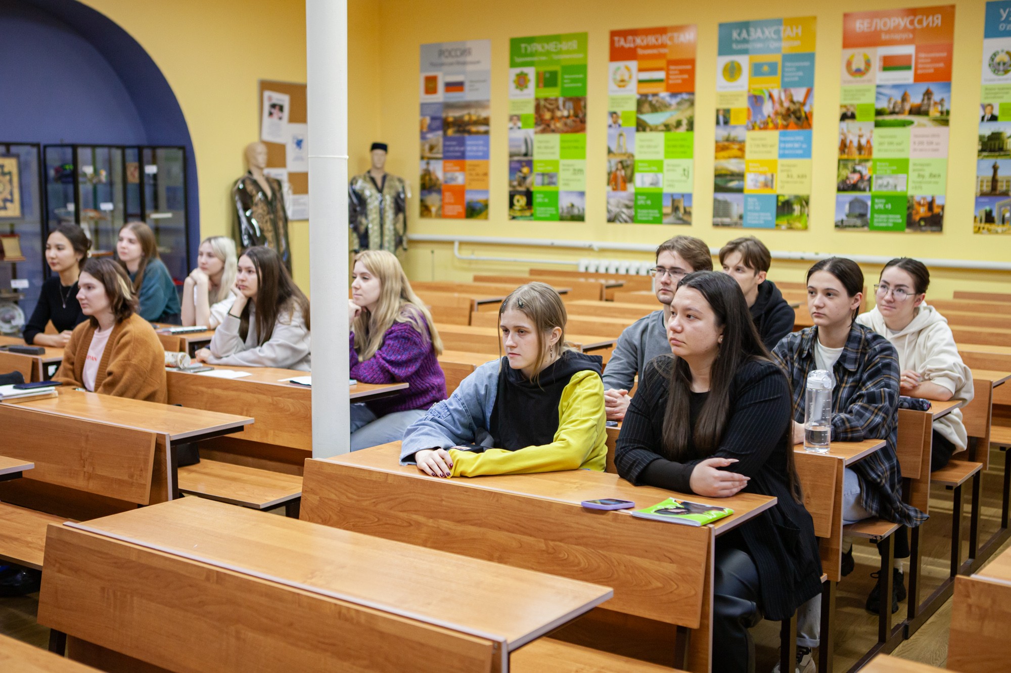 Фестиваль 'Открывая мир науки' объединил студентов и школьников в Елабужском институте КФУ Фестиваль 'Открывая мир науки' объединил студентов и школьников в Елабужском институте КФУ