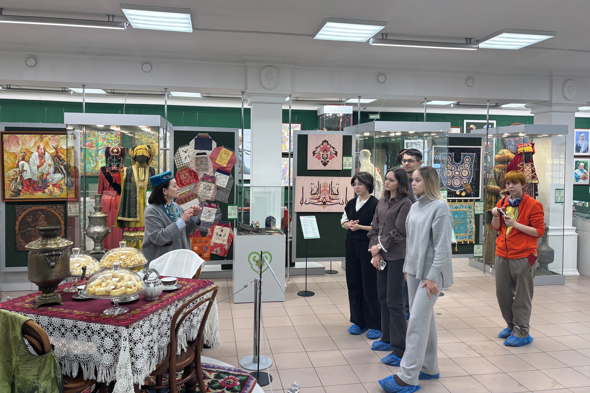 Студенты-лингвисты Елабужского института КФУ погрузились в мир народных традиций в Музее современного этноискусства Студенты-лингвисты Елабужского института КФУ погрузились в мир народных традиций в Музее современного этноискусства