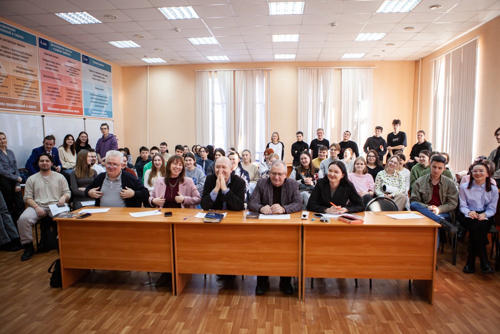 'Студенческая весна' стартовала с научного стендапа в Елабужском институте КФУ 'Студенческая весна' стартовала с научного стендапа в Елабужском институте КФУ