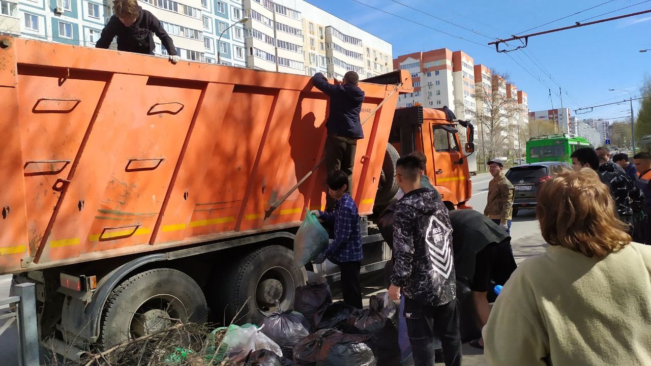 Субботник ? это добрая традиция, объединяющая студентов Казанского (Приволжского) федерального университета. Субботник ? это добрая традиция, объединяющая студентов Казанского (Приволжского) федерального университета.