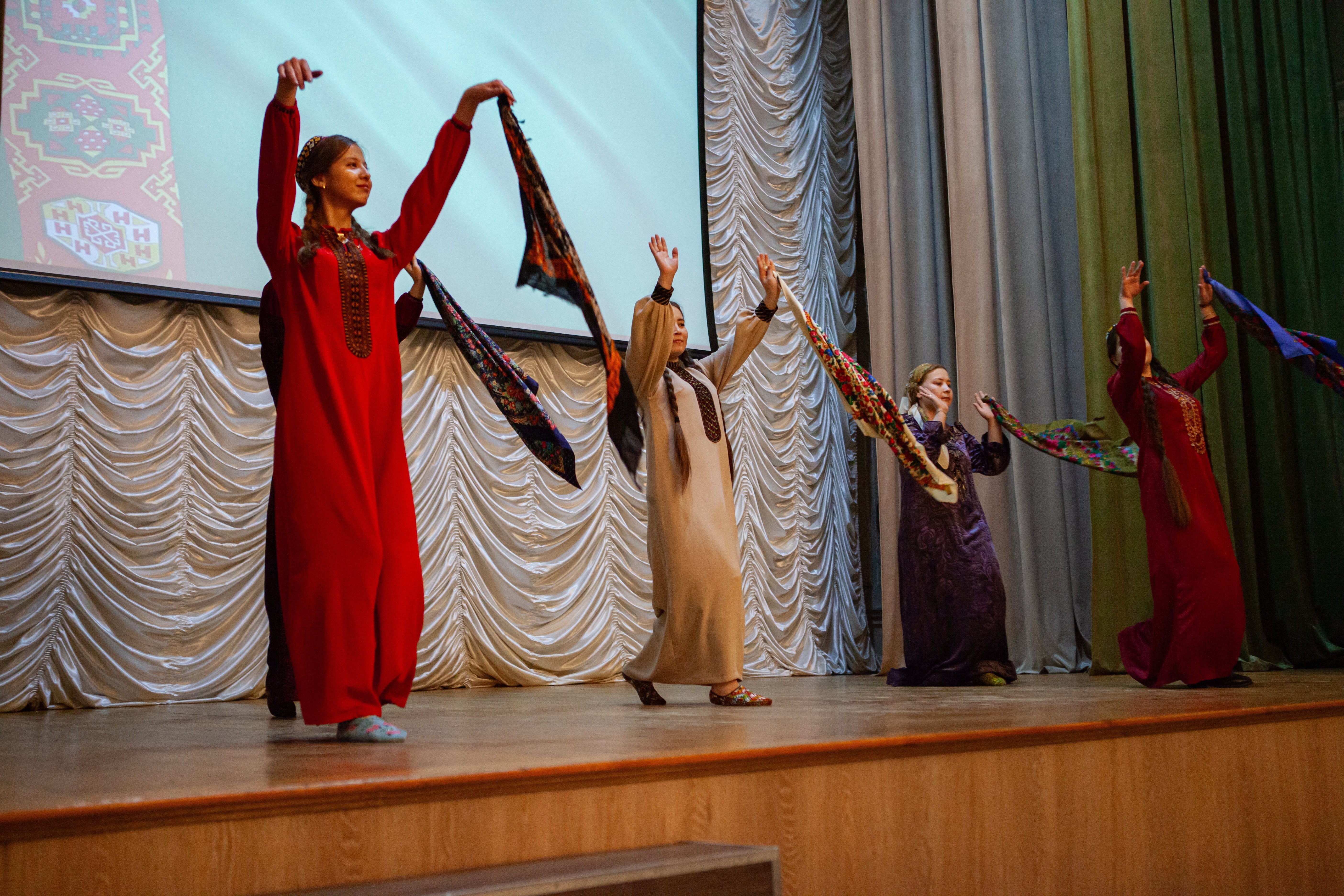 Многонациональная семья Елабужского института КФУ отметила День народного единства Многонациональная семья Елабужского института КФУ отметила День народного единства