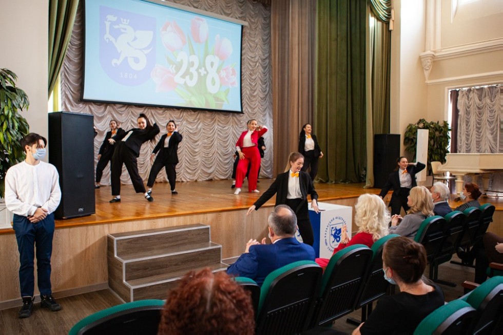 В Елабужском институте состоялся праздничный концерт '23+8' В Елабужском институте состоялся праздничный концерт '23+8'