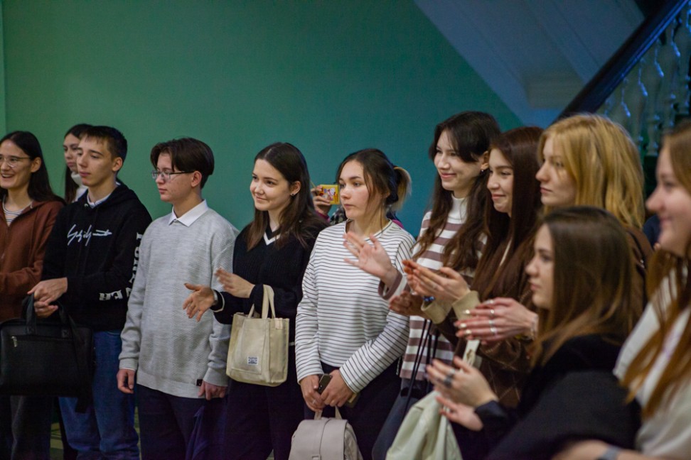 Со 125-летием Елабужский институт поздравляют студенты Со 125-летием Елабужский институт поздравляют студенты