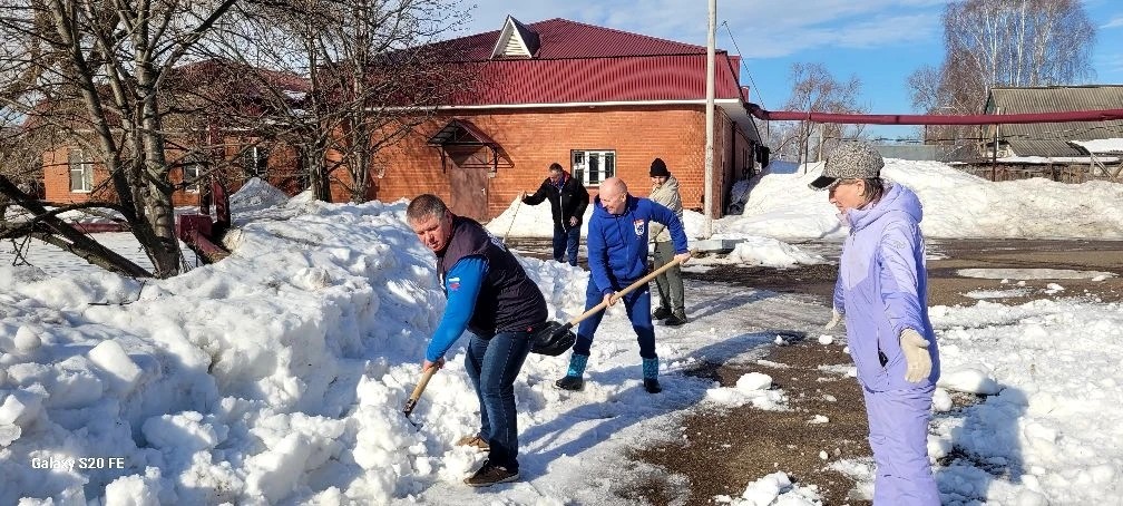 В Елабужском институте КФУ прошел последний мартовский субботник В Елабужском институте КФУ прошел последний мартовский субботник