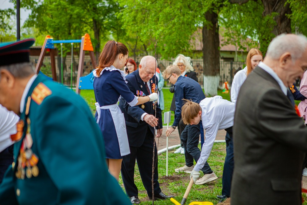 Обучающиеся 'Университетской' школы Елабужского института КФУ совместно с ветеранами посадили деревья в честь Годовщины Победы Обучающиеся 'Университетской' школы Елабужского института КФУ совместно с ветеранами посадили деревья в честь Годовщины Победы
