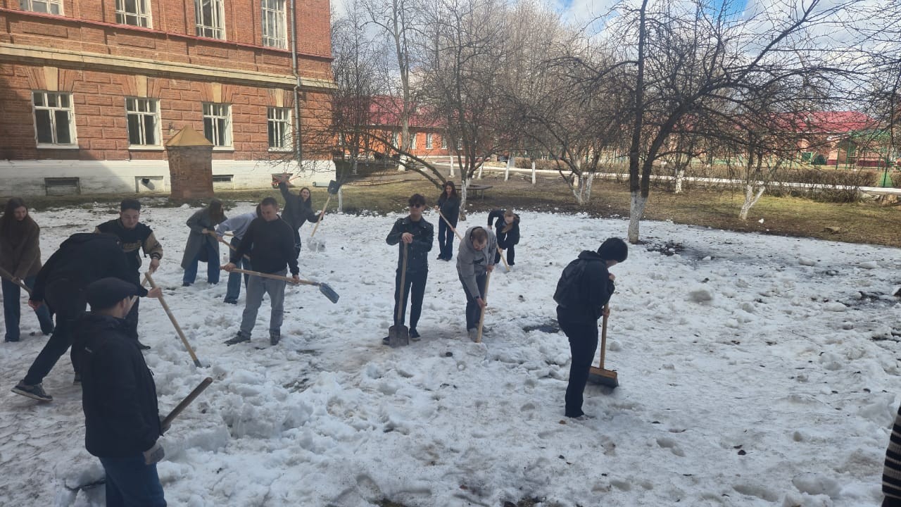 Студенты Елабужского института провели весенний субботник Студенты Елабужского института провели весенний субботник