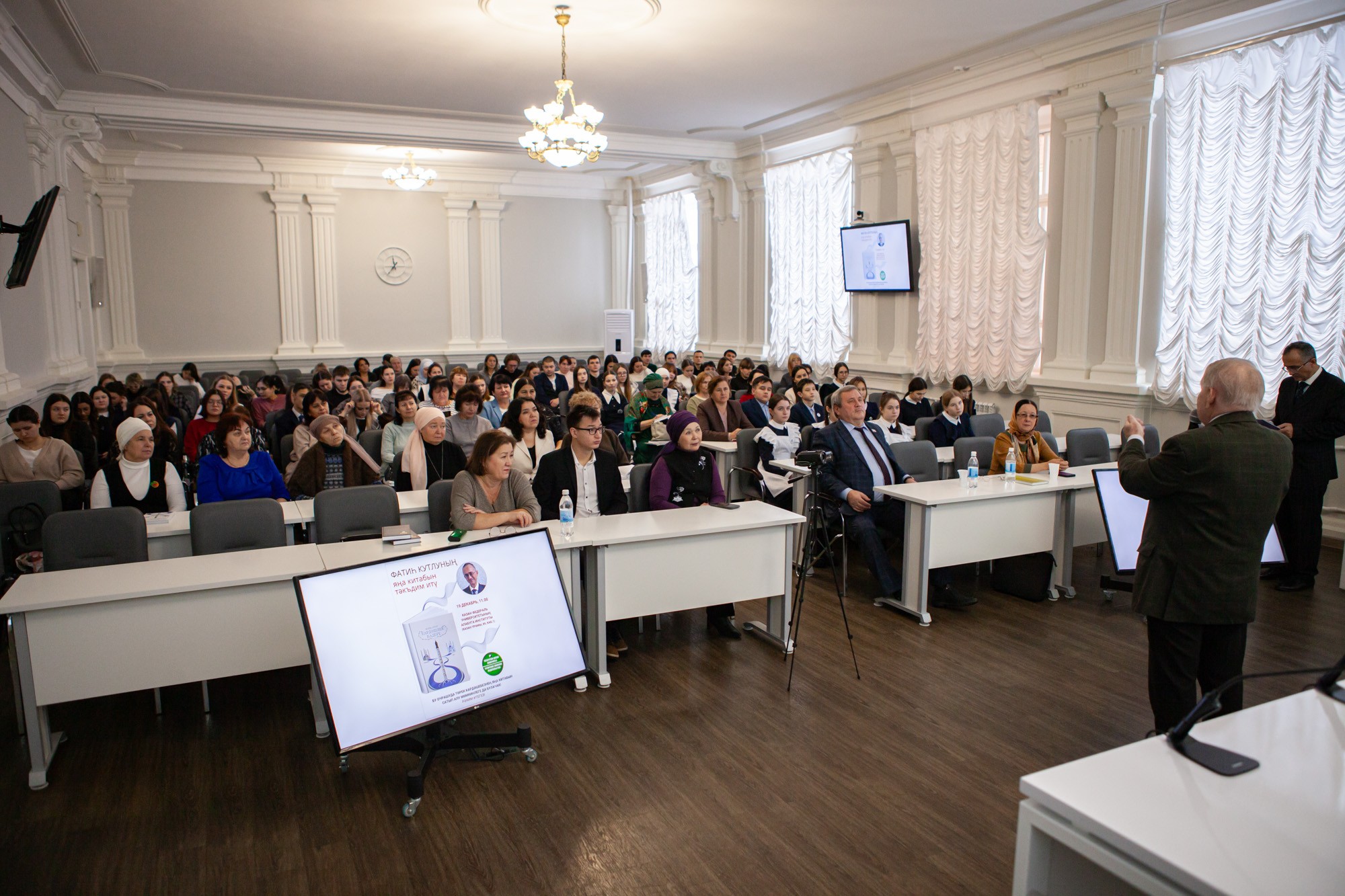 В Елабужском институте КФУ презентовали книгу Фатиха Кутлу В Елабужском институте КФУ презентовали книгу Фатиха Кутлу