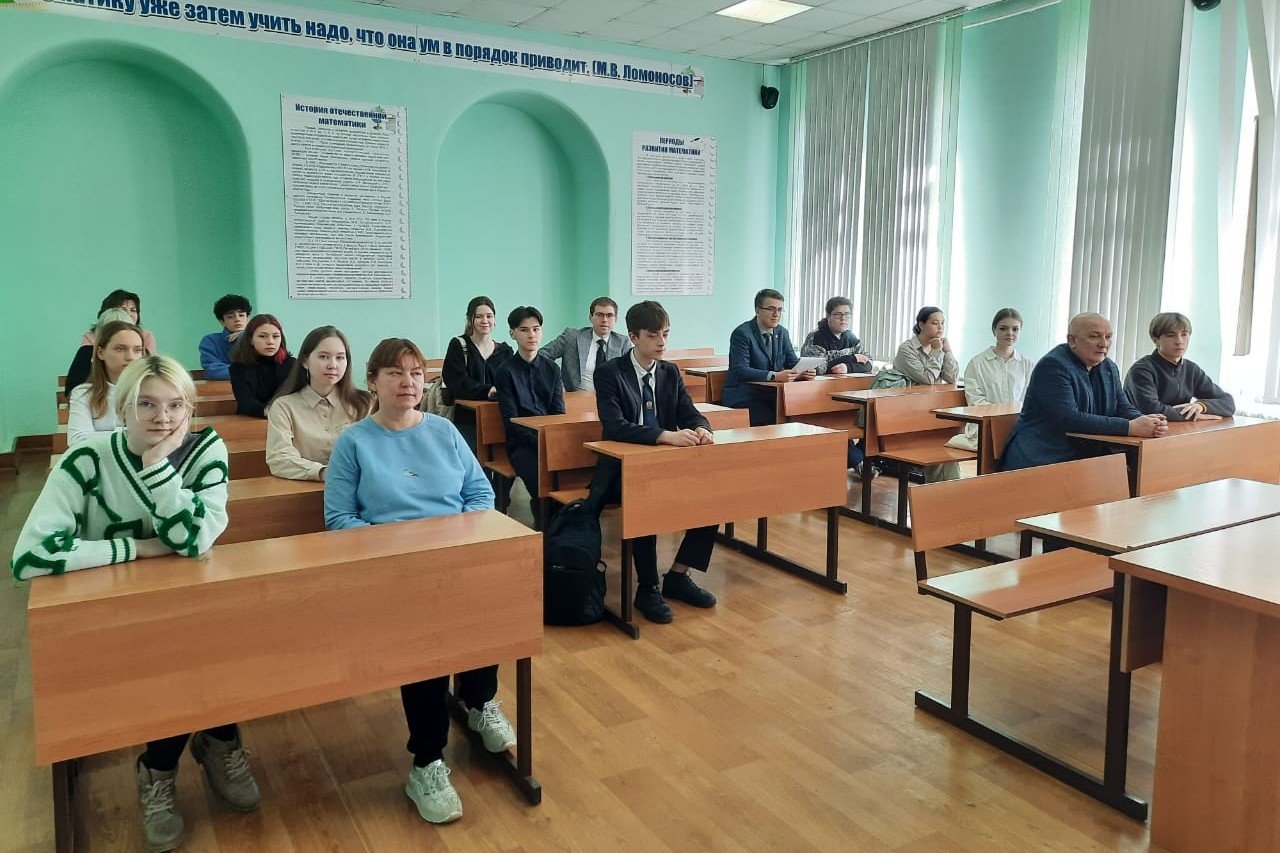 Иностранные языки объединяют обучающихся образовательных организаций среднего общего и среднего профессионального образования в стенах ЕИ КФУ Иностранные языки объединяют обучающихся образовательных организаций среднего общего и среднего профессионального образования в стенах ЕИ КФУ