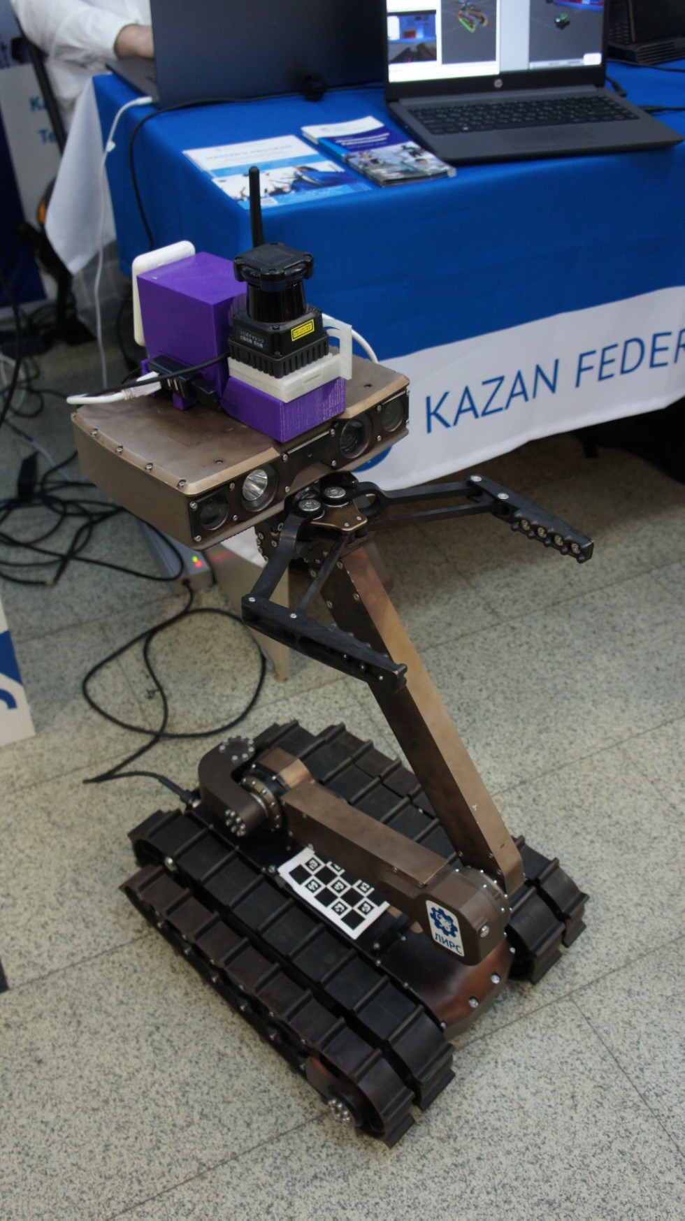 Сотрудница Лаборатории интеллектуальных робототехнических систем приняла участие в Фестивале науки для первокурсников КФУ