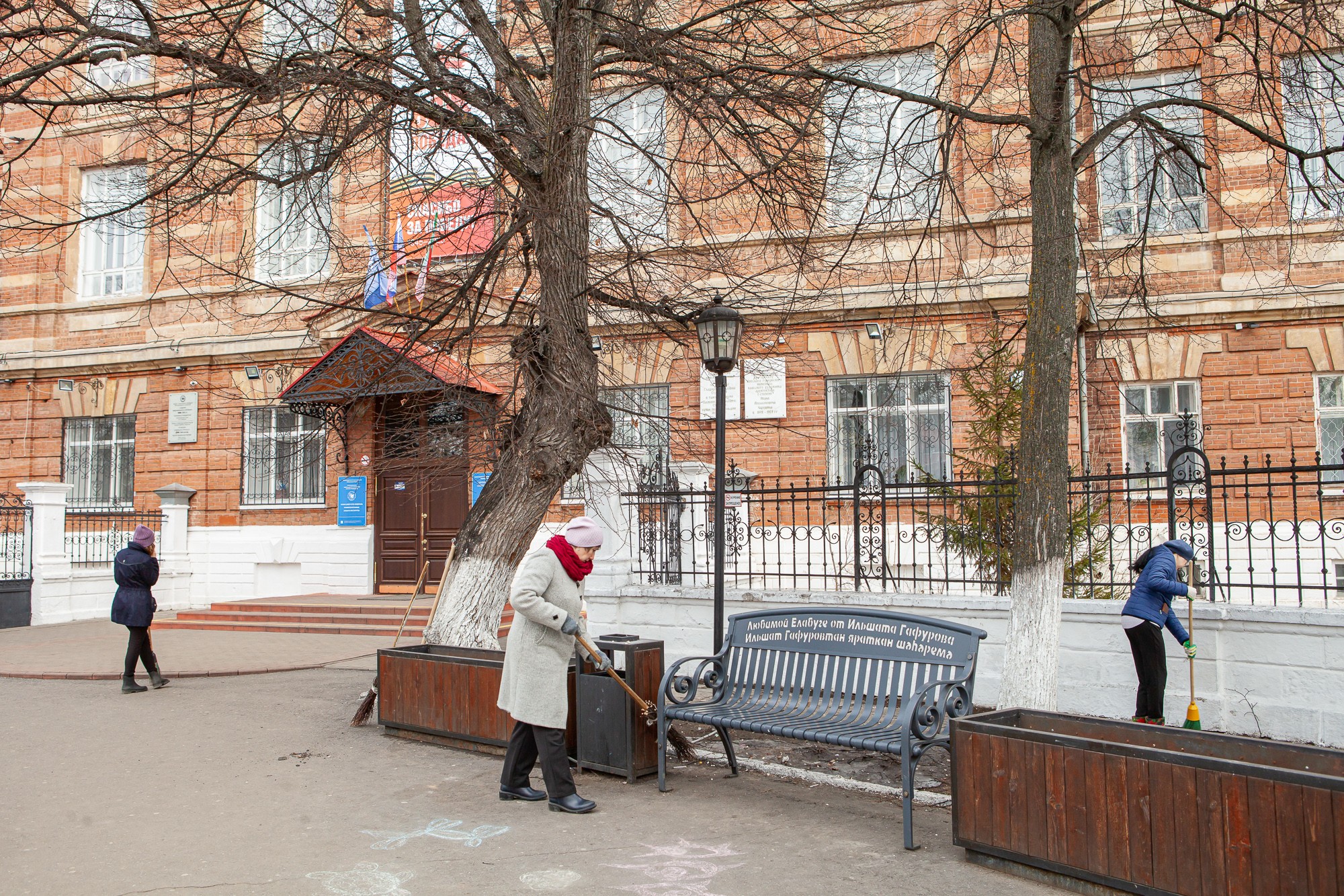 В Елабужском институте КФУ начался двухмесячник по благоустройству и озеленению территории В Елабужском институте КФУ начался двухмесячник по благоустройству и озеленению территории