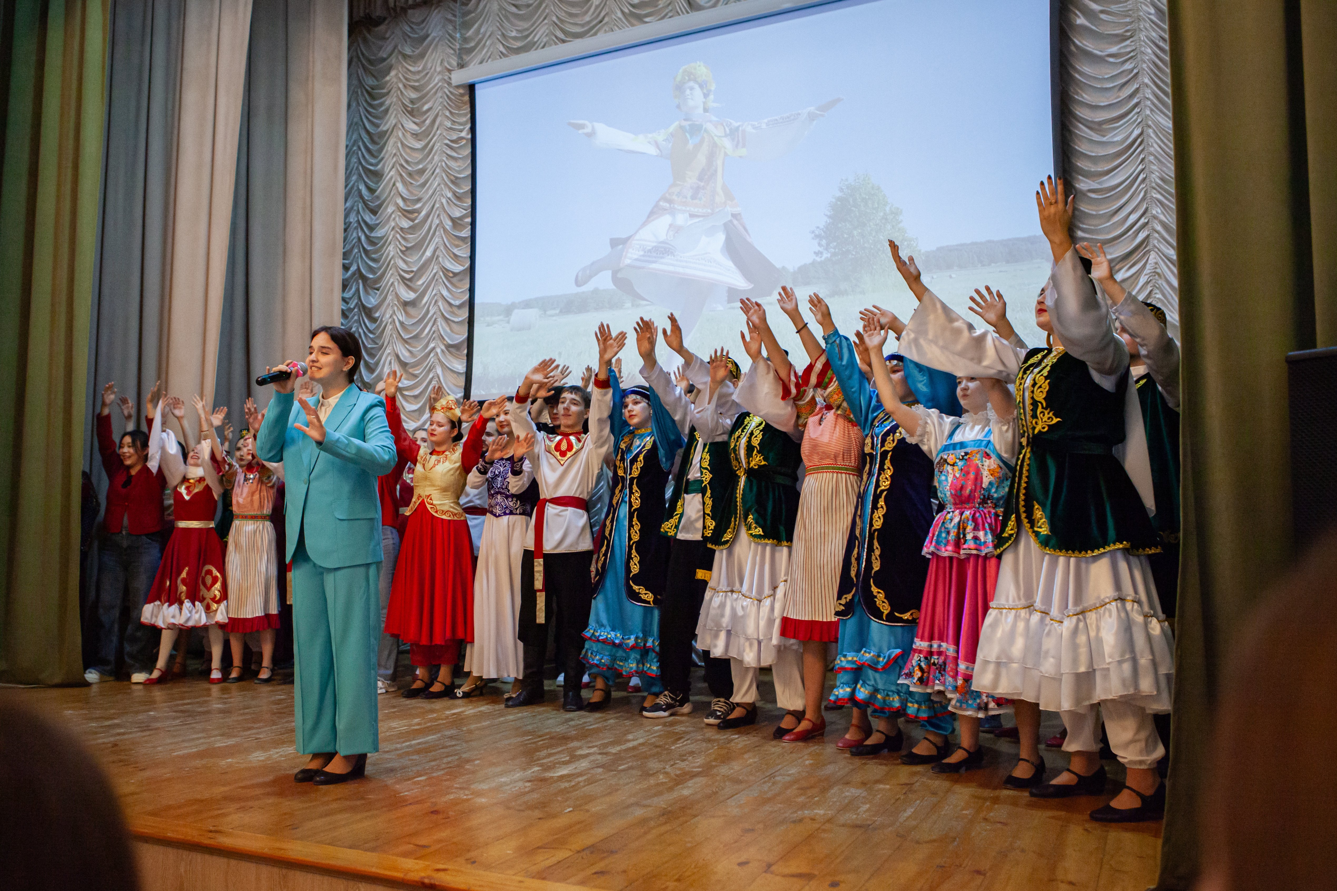 Многонациональная семья Елабужского института КФУ отметила День народного единства Многонациональная семья Елабужского института КФУ отметила День народного единства