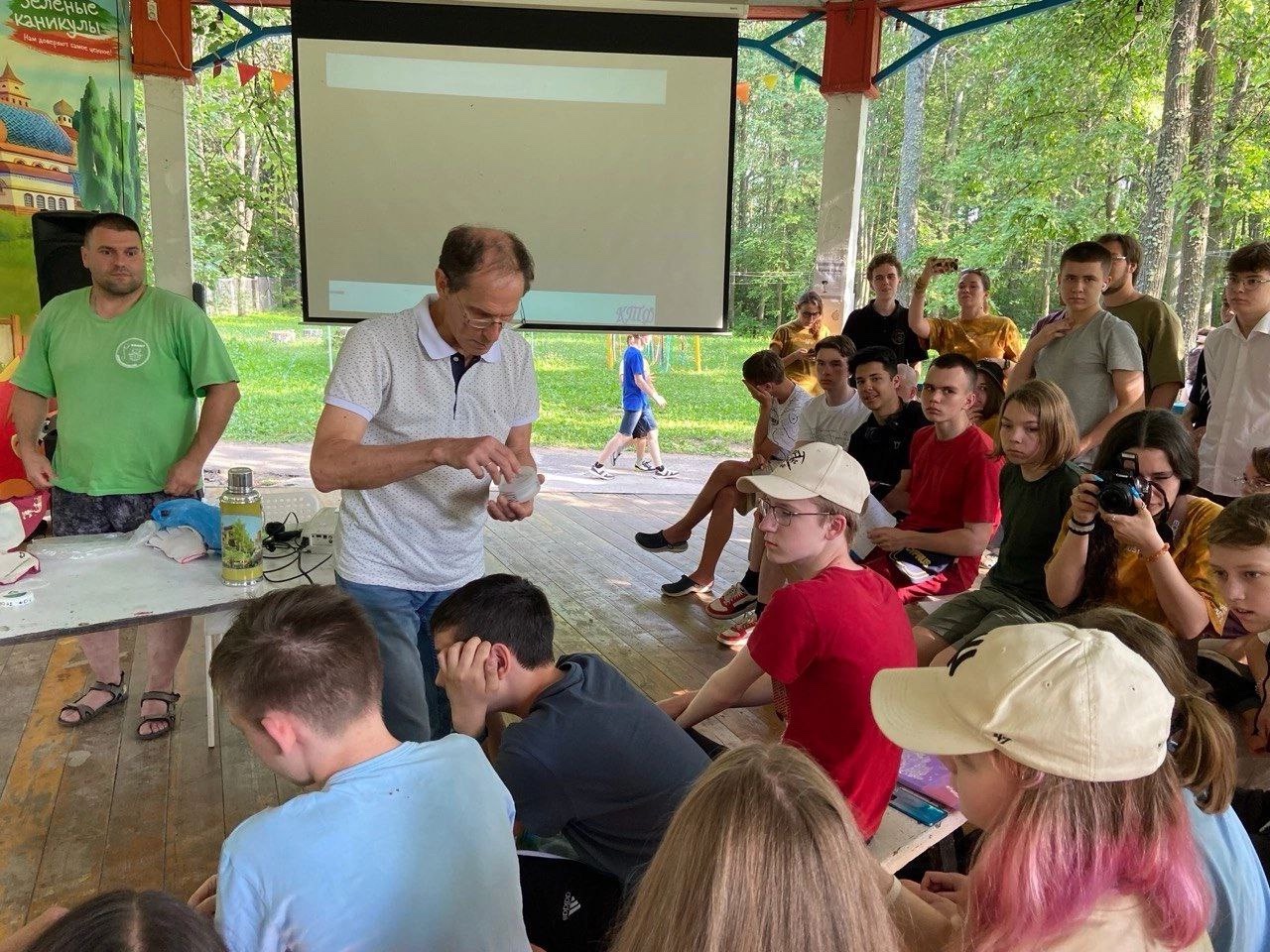 Проф. Прошин прочитал лекцию по сверхпроводимости для школьников в лагере 'Квант' Проф. Прошин прочитал лекцию по сверхпроводимости для школьников в лагере 'Квант'