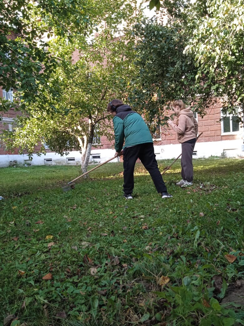 Студенты 2113 группы Елабужского института КФУ вышли на уборку территории Студенты 2113 группы Елабужского института КФУ вышли на уборку территории