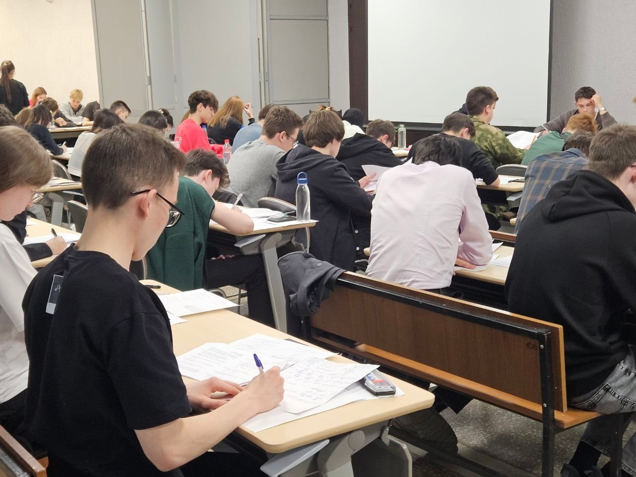 В Институте физики КФУ прошла бесплатная проверка готовности к ОГЭ и ЕГЭ по математике В Институте физики КФУ прошла бесплатная проверка готовности к ОГЭ и ЕГЭ по математике