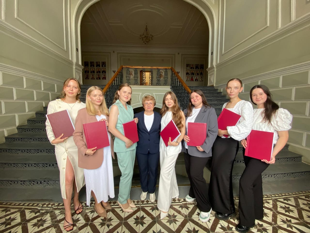 Группа студентов 5 курса кафедры начального образования Института психологии и образования успешно сдала государственные экзамены Группа студентов 5 курса кафедры начального образования Института психологии и образования успешно сдала государственные экзамены