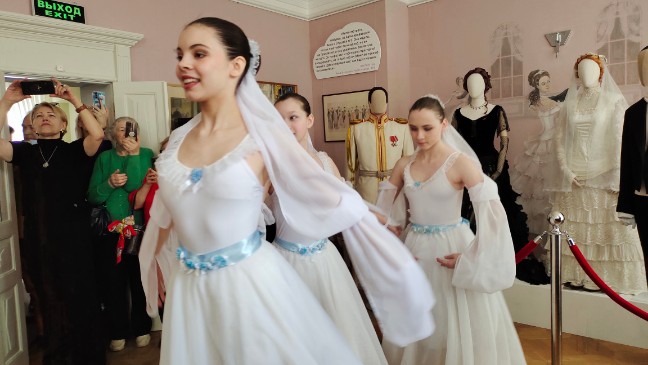 Вальс жизни в доме Левушки Толстого Вальс жизни в доме Левушки Толстого