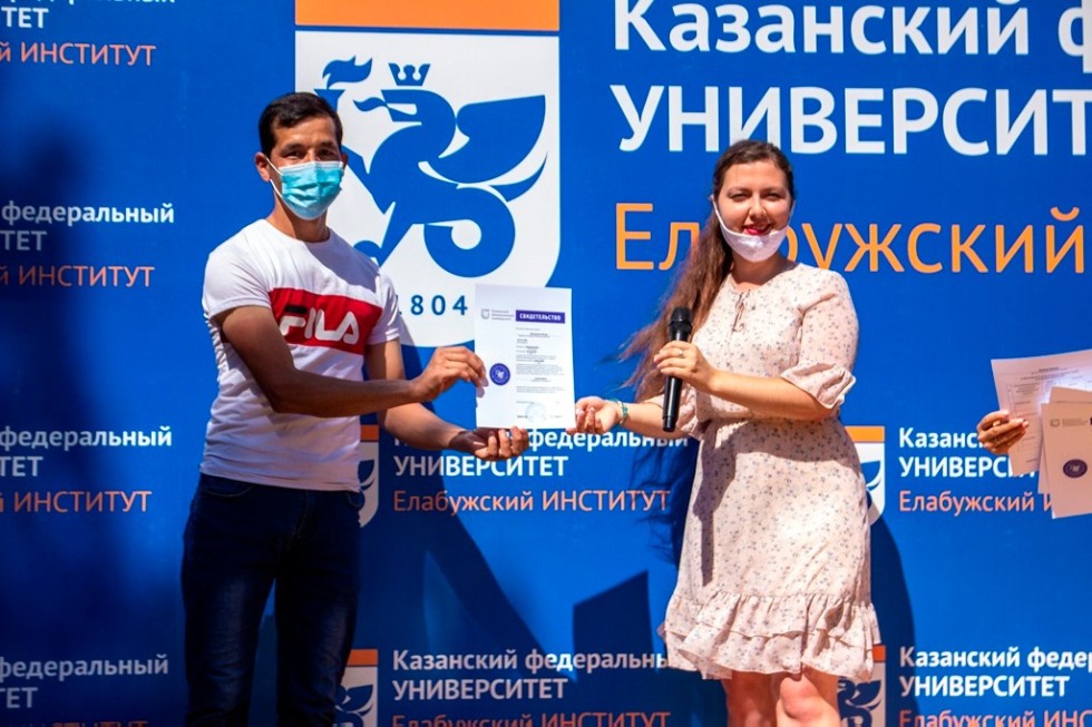 Студентам подготовительного факультета Елабужского института КФУ вручили сертификаты Студентам подготовительного факультета Елабужского института КФУ вручили сертификаты