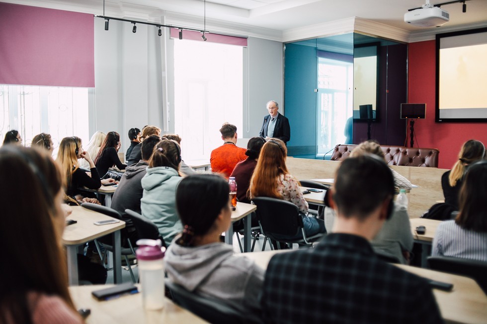 Открытая лекция профессора Робина Лейна Фокса из Оксфорда была прочитана студентам Института международных отношений КФУ Открытая лекция профессора Робина Лейна Фокса из Оксфорда была прочитана студентам Института международных отношений КФУ