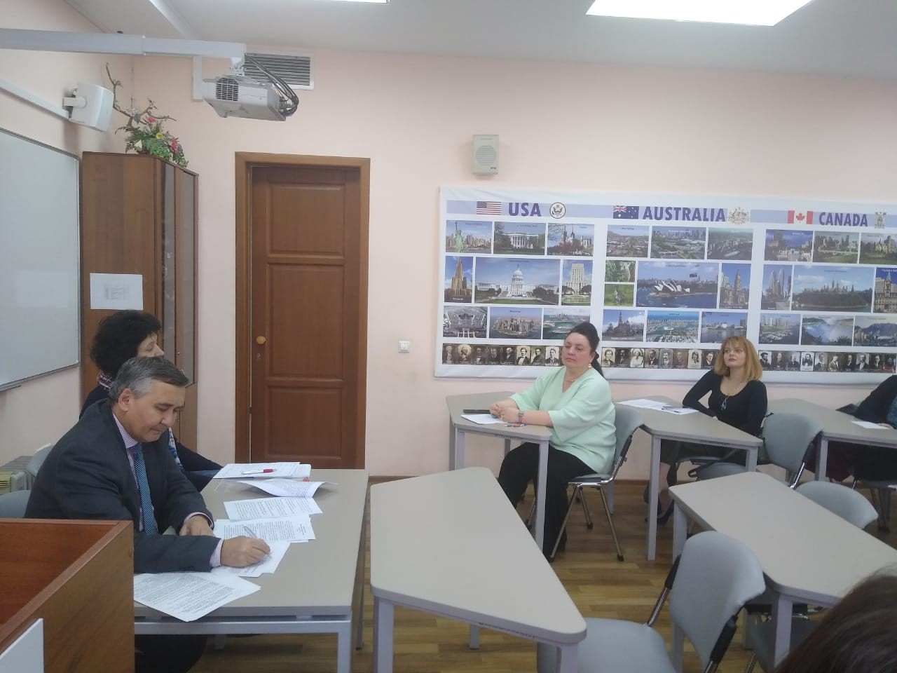 В ВШИЯиП прошел Профессорский час В ВШИЯиП прошел Профессорский час