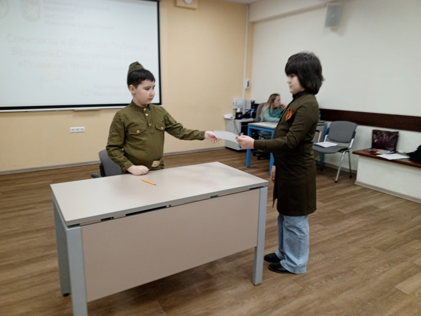 В детском театре Казанского федерального университета 'Радуга' проходят репетиции спектакля о Великой Отечественной войне В детском театре Казанского федерального университета 'Радуга' проходят репетиции спектакля о Великой Отечественной войне