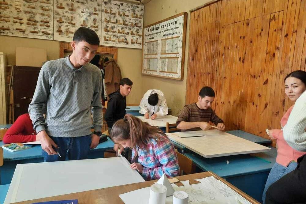 Участники СКТБ 'Эврика' изготовили комплекты шахмат и шашек для учеников ОШ 'Университетская' Участники СКТБ 'Эврика' изготовили комплекты шахмат и шашек для учеников ОШ 'Университетская'