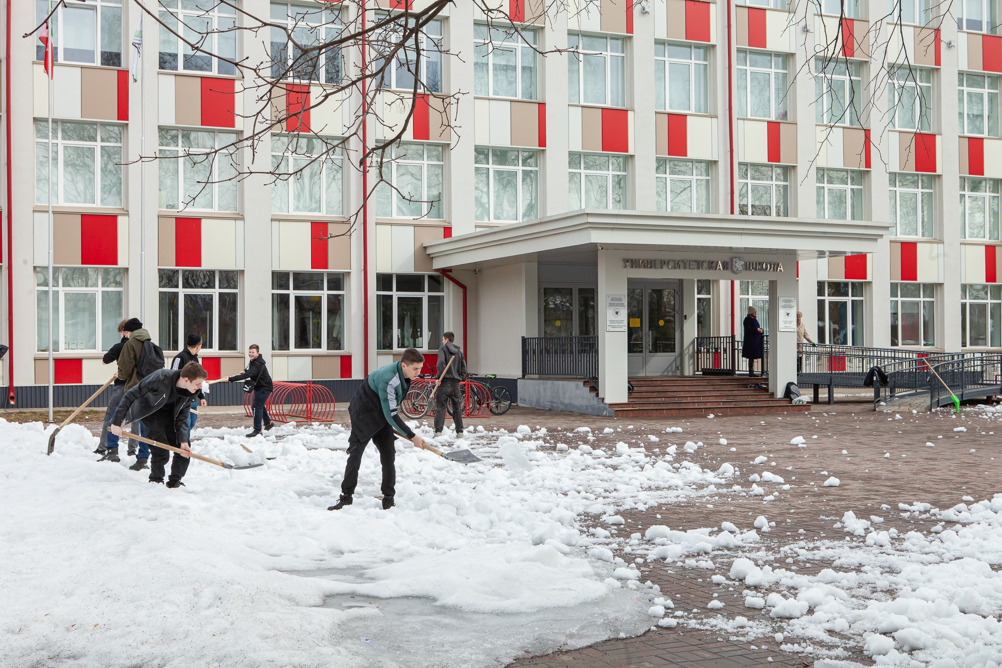 В Елабужском институте КФУ начался двухмесячник по благоустройству и озеленению территории В Елабужском институте КФУ начался двухмесячник по благоустройству и озеленению территории
