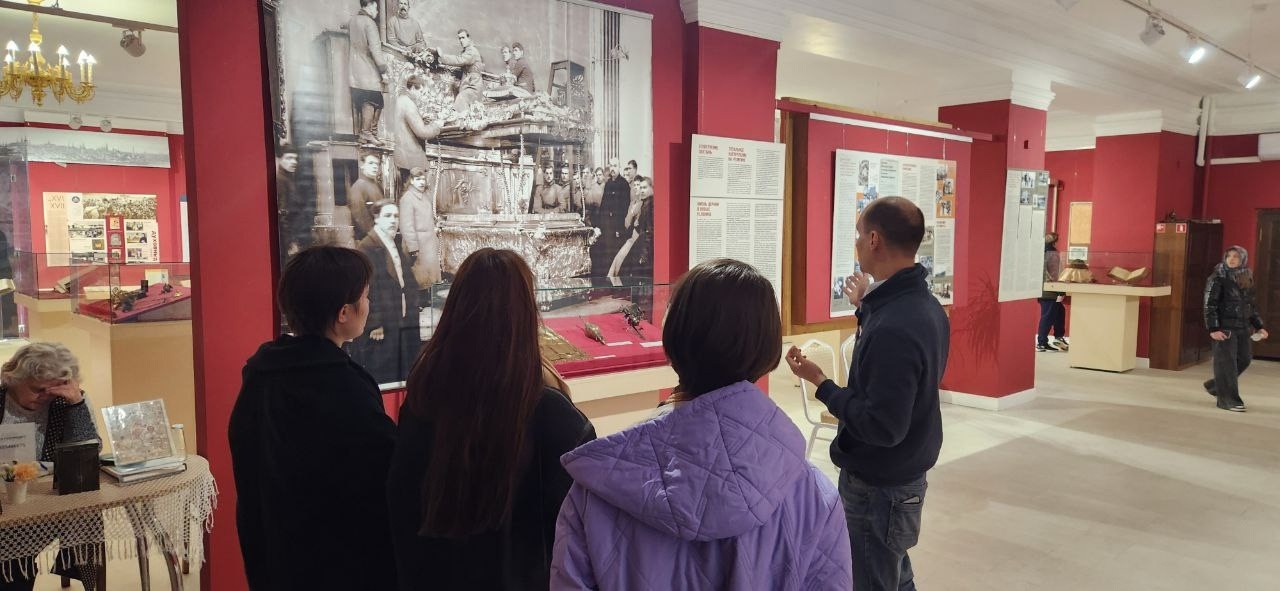 Студенты-теологи посетили выставку Студенты-теологи посетили выставку