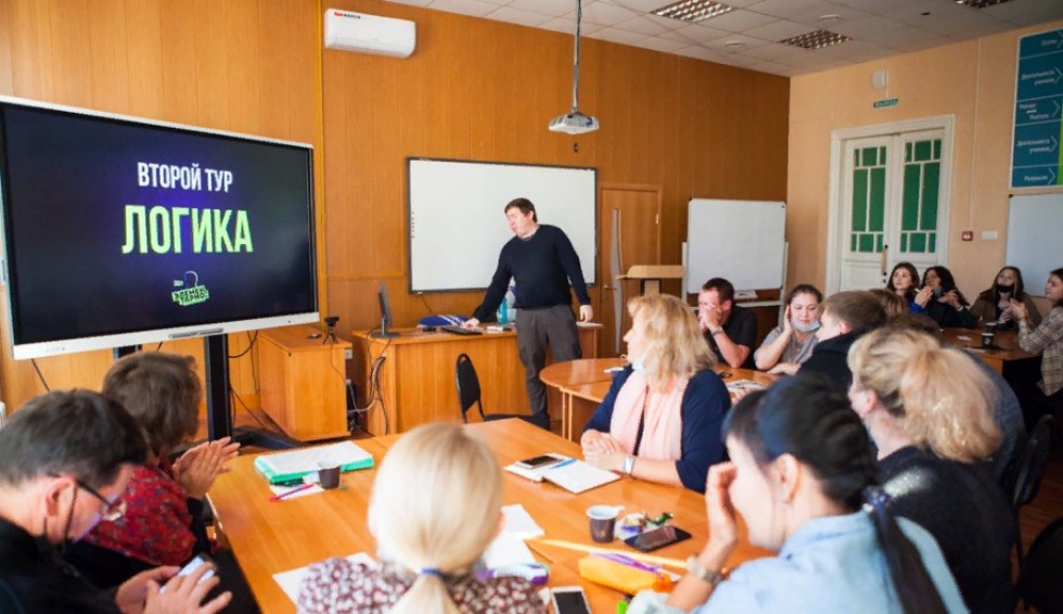 В Елабужском институте прошел квиз для преподавателей и сотрудников ЕИ КФУ и ОШ 'Университетская', посвященный Дню учителя В Елабужском институте прошел квиз для преподавателей и сотрудников ЕИ КФУ и ОШ 'Университетская', посвященный Дню учителя