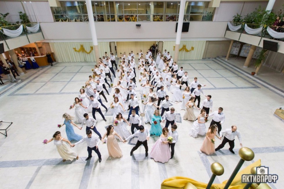 Торжественный бал в честь Дня рождения университета прошел в Елабужском институте КФУ Торжественный бал в честь Дня рождения университета прошел в Елабужском институте КФУ