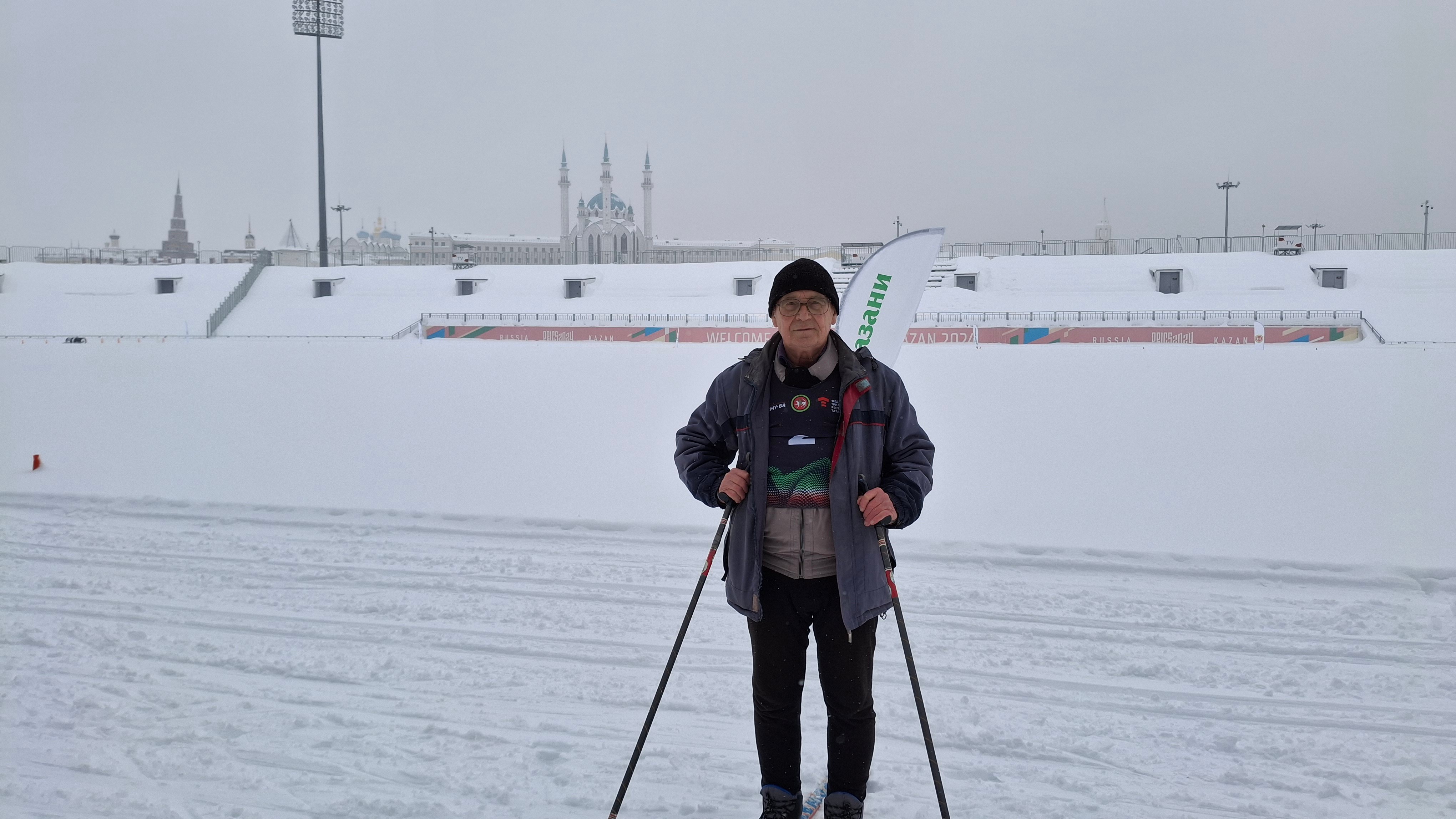 Ветеран КФУ награжден медалью и дипломом 'Легенда игр' Ветеран КФУ награжден медалью и дипломом 'Легенда игр'