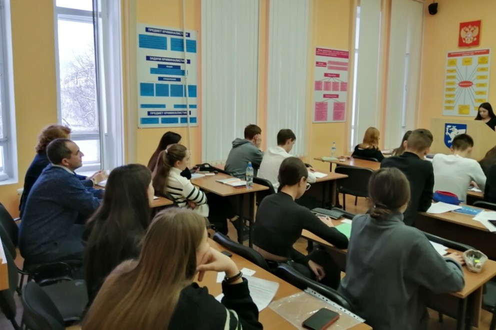 Студенты сыграли в игру 'Угадай отрасль права' Студенты сыграли в игру 'Угадай отрасль права'