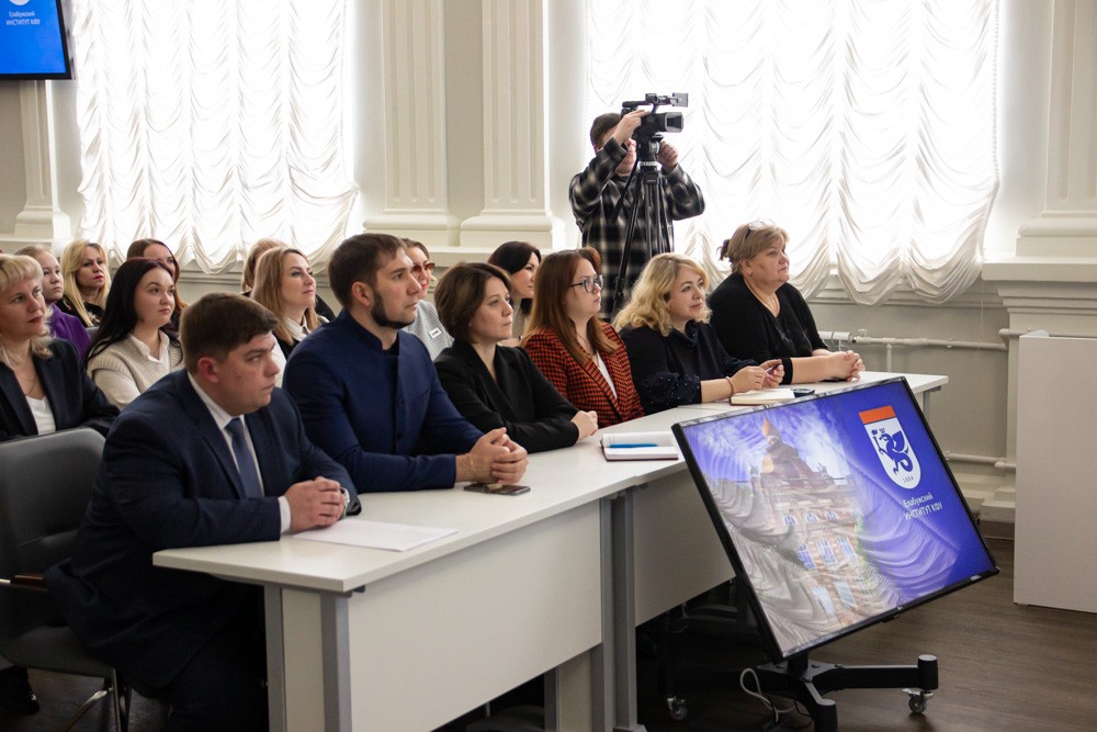 Ректор КФУ представил коллективу Елабужского института нового директора Ректор КФУ представил коллективу Елабужского института нового директора