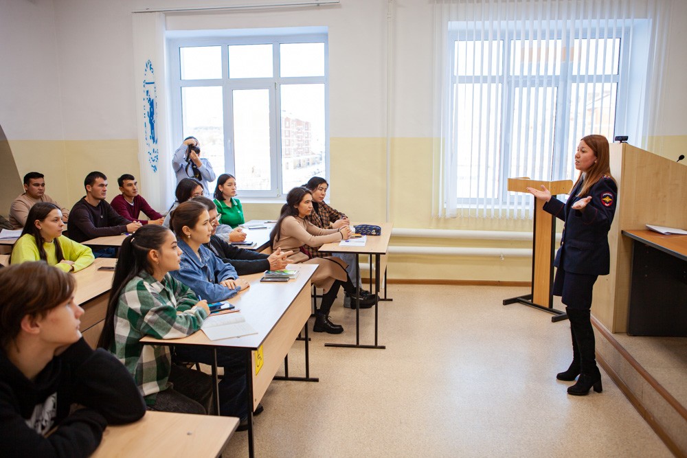 В Елабужском институте КФУ прошла встреча с представителем МВД В Елабужском институте КФУ прошла встреча с представителем МВД