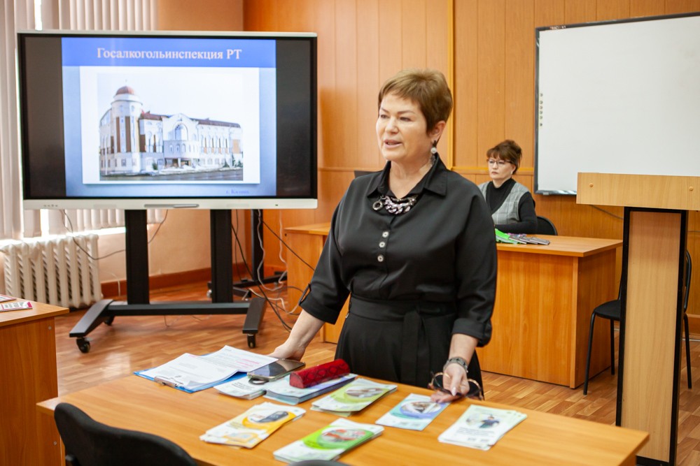 Студентам Елабужского института рассказали о правах потребителей Студентам Елабужского института рассказали о правах потребителей