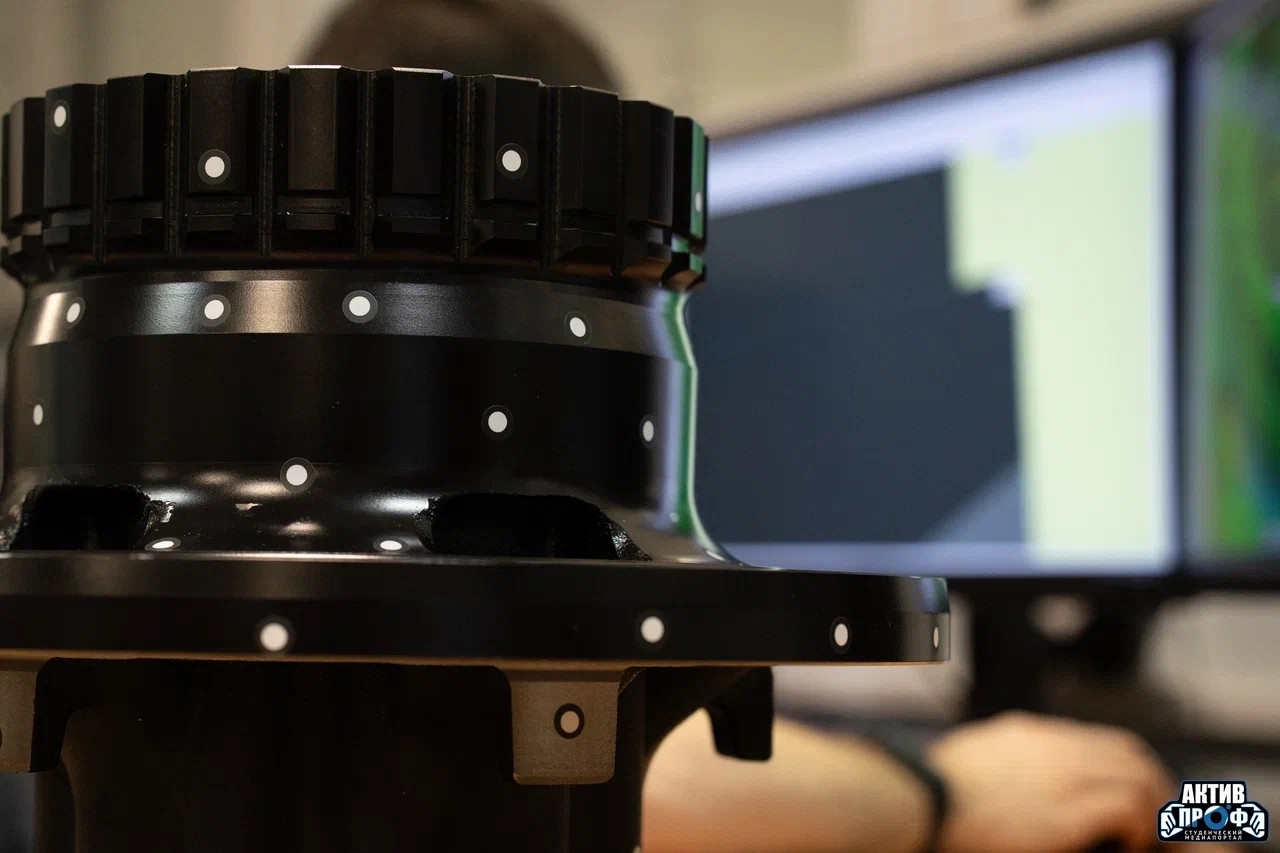 Инженеры со студенческой скамьи Инженеры со студенческой скамьи