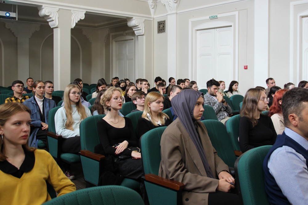 Директор Елабужского института Елена Мерзон встретилась с первокурсниками Директор Елабужского института Елена Мерзон встретилась с первокурсниками